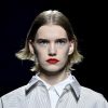 A Givenchy mostrou uma pele impecável e quase nenhuma make na sua passarela do verão 2019: mas não faltou o batom vermelho