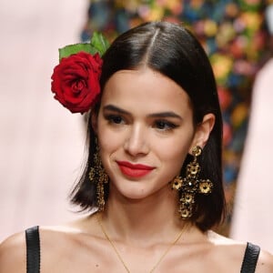 Bruna Marquezine arrasou de batom vermelho no desfile da Dolce & Gabbana