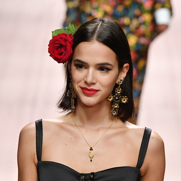 Bruna Marquezine arrasou de batom vermelho no desfile da Dolce & Gabbana