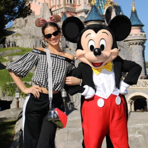 Bruna Marquezine, além de visitar a Disney Paris, fez uma série de tatuagens