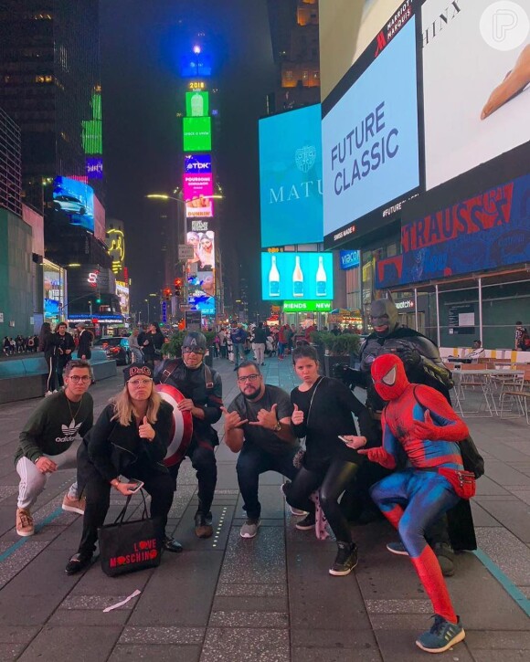 Marília Mendonça posou com a equipe na Times Square, em Nova York