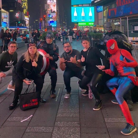 Marília Mendonça posou com a equipe na Times Square, em Nova York