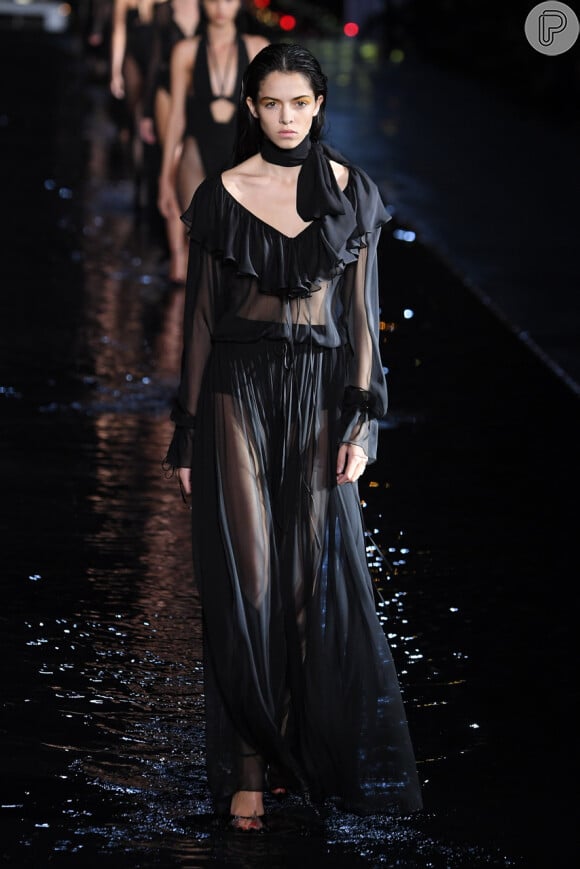 A Yves Saint Laurent combinou babados e transparência no vestido longo