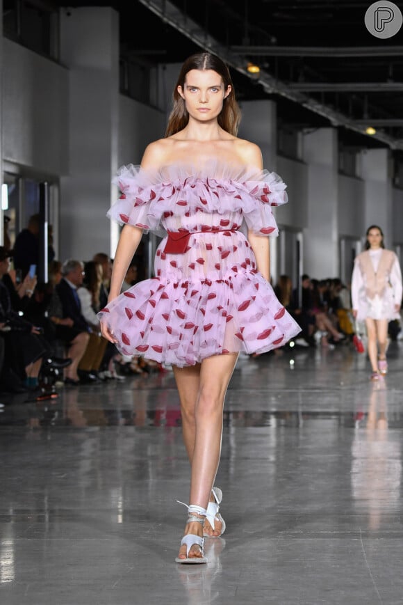 Ultrafeminino, em rosa, vermelho e cheio de babados, o look Giambattista Valli é a cara do verão 2019