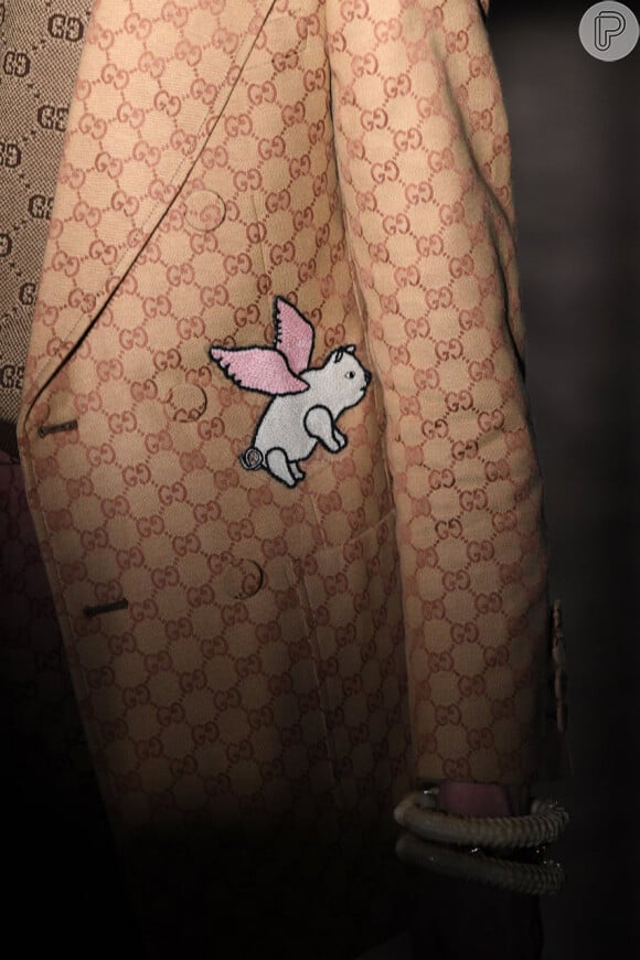Monograma da Gucci tem sido reeditado em looks jovens por Alessandro Michele: detalhe de look monogramado com um dos mascotes da grife