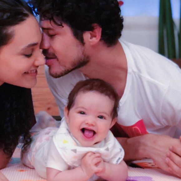 Filha de Débora Nascimento fica surpresa ao ver a mãe de franja