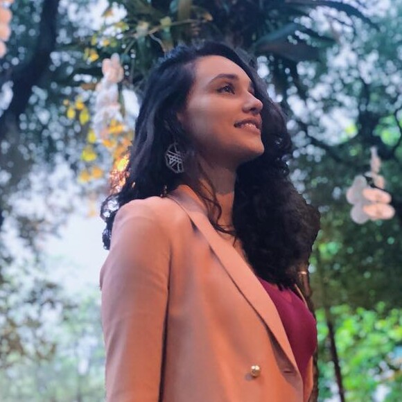 'Ela é maluquinha, então é ótima voltar a trabalhar como uma personagem assim, tão solar', diz Débora Nascimento sobre personagem de 'Verão 90 Graus'