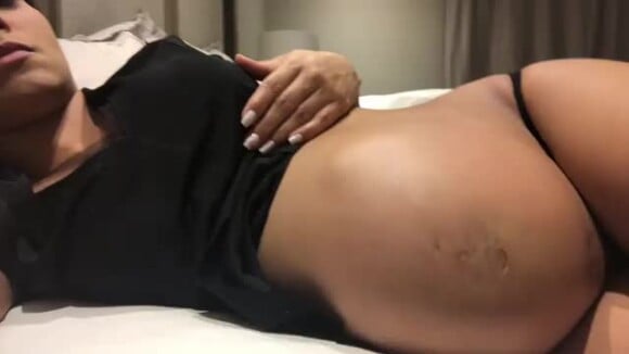Grávida, Mayra Cardi mostrou a filha mexendo na barriga nesta quarta-feira, 10 de outubro de 2018