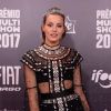No Prêmio Multishow de 2017, Camila Queiroz deixou o short alto à mostra com vestido transparente por cima