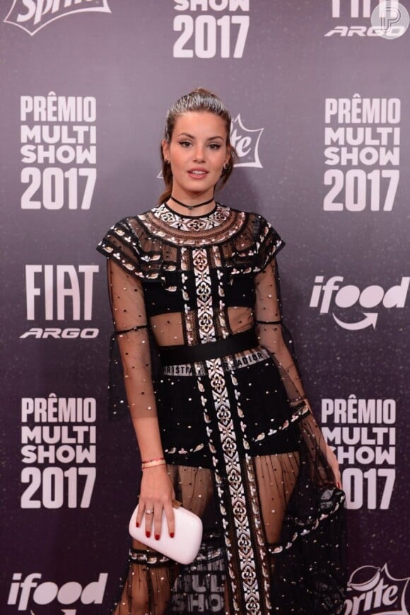 No Prêmio Multishow de 2017, Camila Queiroz deixou o short alto à mostra com vestido transparente por cima