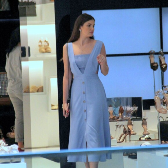Para fazer compras, Camila Queiroz já escolheu um vestido midi soltinho e confortável
