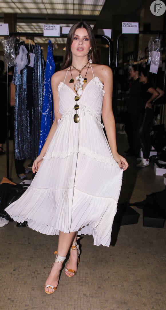 Na festa de 30 anos da Le Lis Blanc, Camila Queiroz apostou no vestido longo branco, básico e romântico