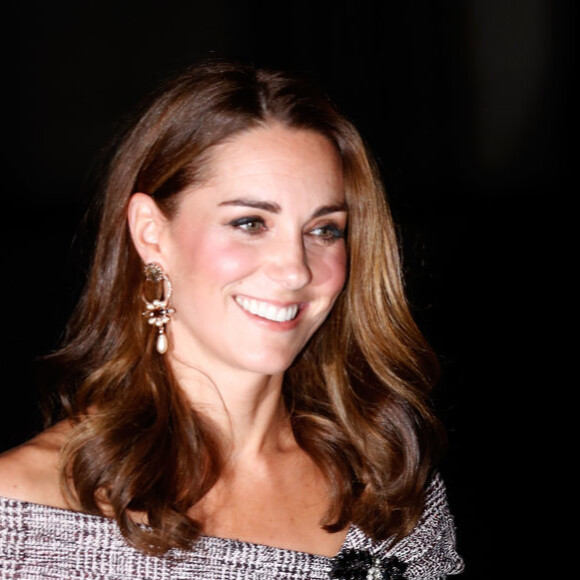 Kate Middleton deixou os ombros de fora com o look escolhido para evento nesta quarta (10)