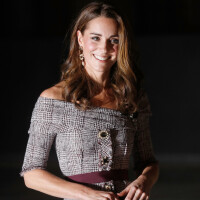 Kate Middleton usa vestido tweed com ombros de fora em visita a centro cultural