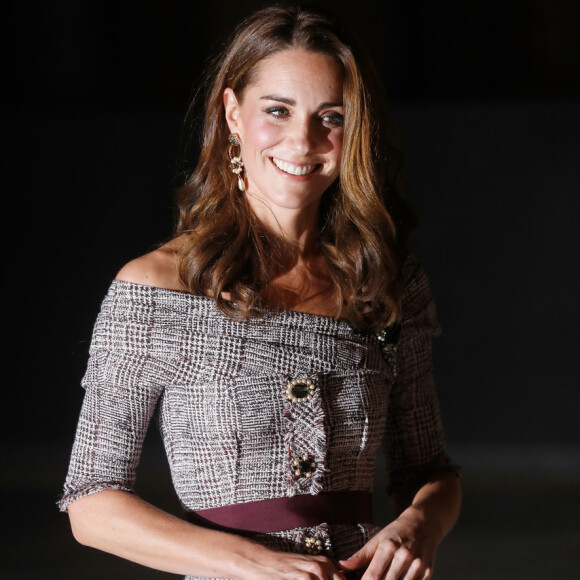 Kate Middleton usa vestido tweed com ombros de fora em visita a centro cultural nesta quarta-feira, dia 10 de outubro de 2018