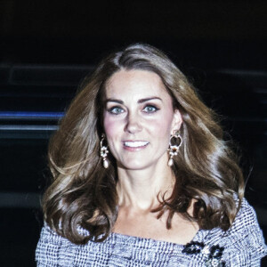 Kate Middleton usa vestido tweed com ombros de fora em visita a centro cultural