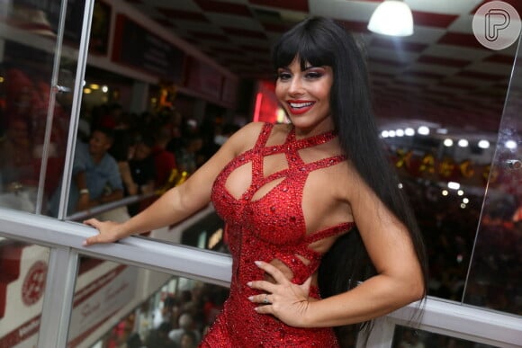 Viviane Araujo usa peruca com franja na final do samba-enredo do Salgueiro para o Carnaval 2019, em 11 de outubro de 2018