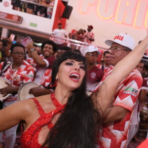 Viviane Araujo samba à frente da bateria do Salgueiro