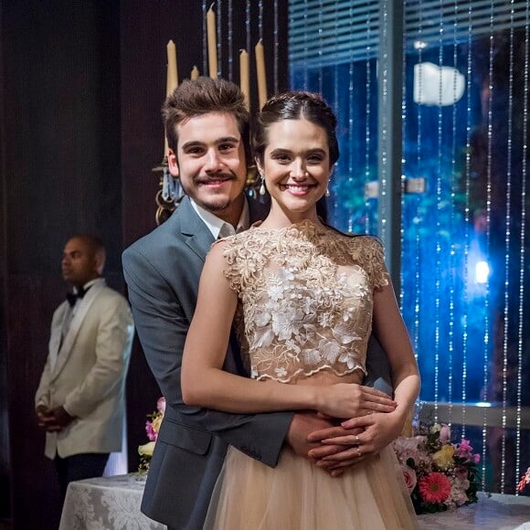 Na novela 'O Tempo Não Para', Samuca (Nicolas Prattes) revela gravidez de Waleska (Carol Castro) e Marocas (Juliana Paiva) fica arrasada