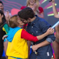 Caio Castro dá beijo na boca em senhora da plateia do programa de Tatá Werneck