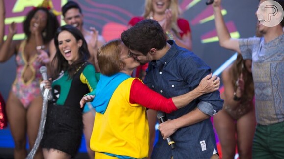 Caio Castro beijou Tia Pepeca, senhora que ficou conhecida ao participar da primeira temporada do 'Tudo Pela Audiência', durante a gravação do programa nesta quinta-feira, 21 de agosto de 2014