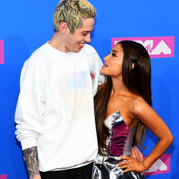 Ariana Grande termina noivado com Pete Davidson, diz TMZ, em 15 de outubro de 2018