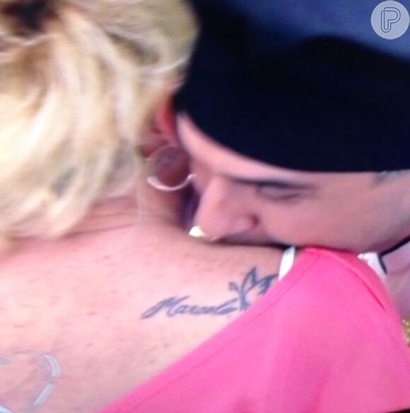 Ana Maria Braga exibe tatuagem com nome do ex-marido no 'Mais Você': 'Apaixonada' (22 de agosto de 2014)