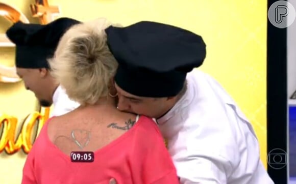 Ana Maria Braga ganhou um beijo de André Marques bem próximo da tatuagem
