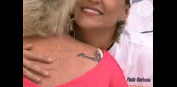 Ana Maria Braga deixa a tatuagem com o nome do ex-marido Marcelo Frisoni à mostra durante o programa 'Mais Você'