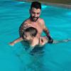 Gusttavo Lima ensinou o filho Gabriel a nadar nesta segunda-feira, 15 de outubro de 2018