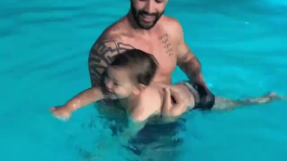 Gusttavo Lima ensinou o filho Gabriel a nadar nesta segunda-feira, 15 de outubro de 2018