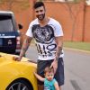 Gusttavo Lima adora postar fotos com o filho Gabriel na rede social