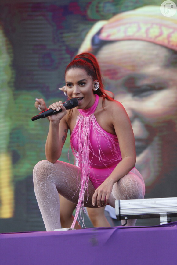 Os fãs de Anitta desconfiaram do novo visual da cantora e especularam que trata-se de uma lace