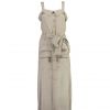 A marca brasileira Maria Valentina aproveitou o linho para criar peças elegantes e confortáveis como o vestido midi