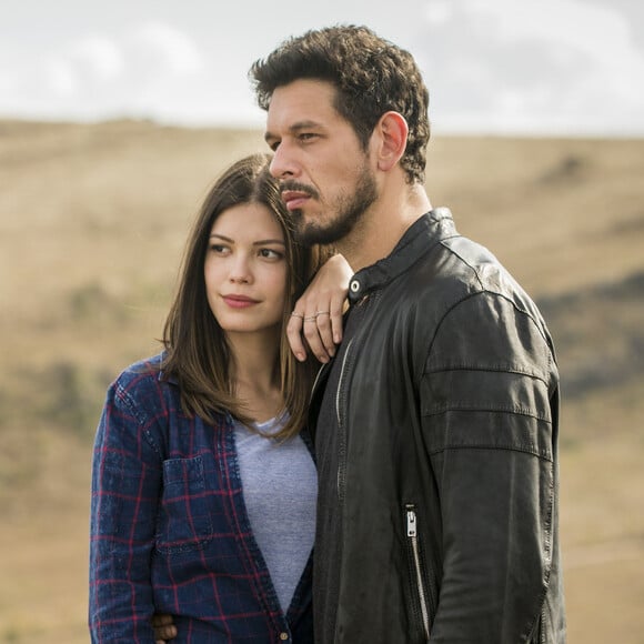 Vitória Strada e João Vicente de Castro aparecem abraçados em bastidor de novela em foto postada por Felipe Camargo nesta terça-feira, dia 16 de outubro de 2018