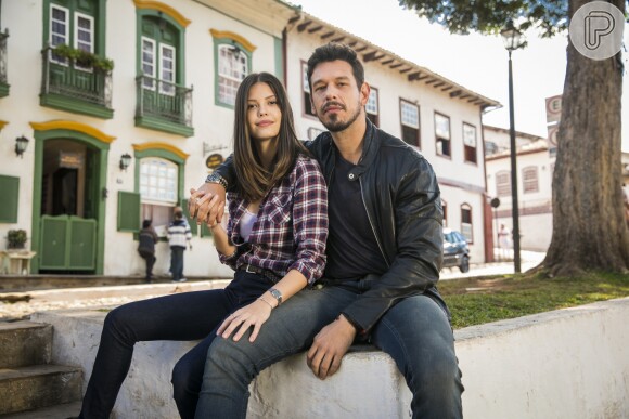 Vitória Strada e João Vicente de Castro aparecem abraçados em bastidor de novela