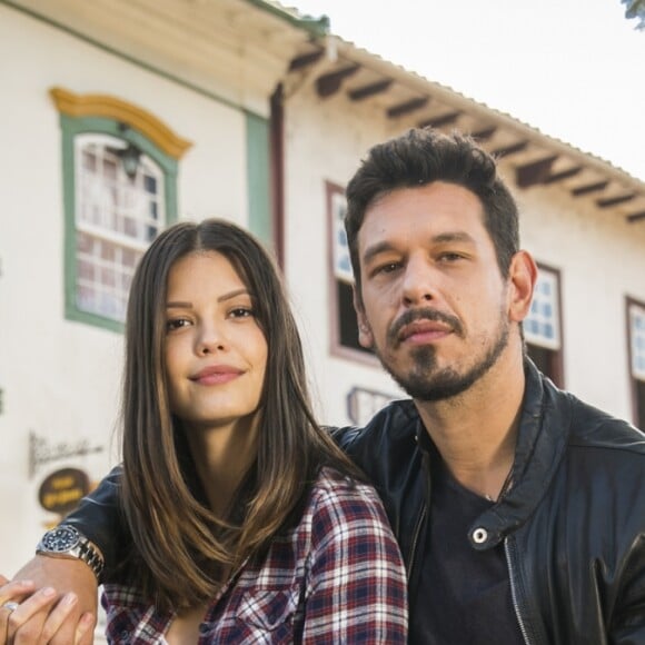 Vitória Strada e João Vicente de Castro aparecem abraçados em bastidor de novela