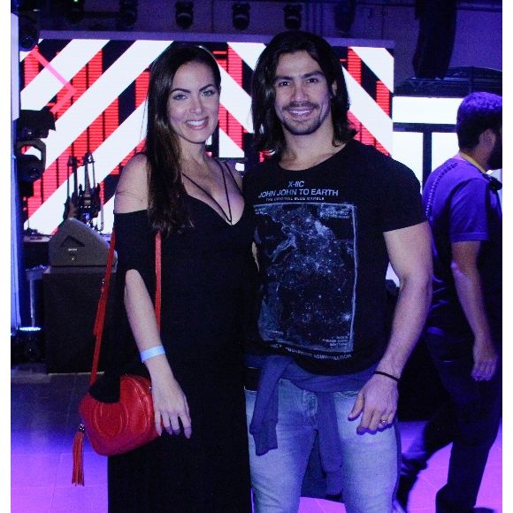 Carla Prata foi fotografada com o namorado, Mariano, em show no Rio