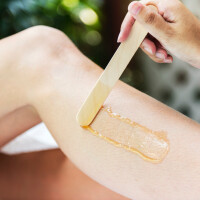 Aprenda a receita de cera caseira com ingredientes naturais e se depile sozinha