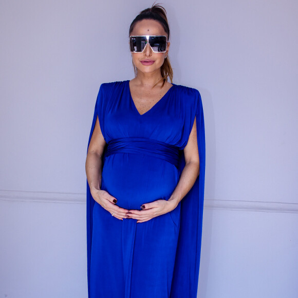 Salto transparente e óculos máscara: grávida, Sabrina Sato alia trends em look nesta quarta-feira, dia 17 de outubro de 2018