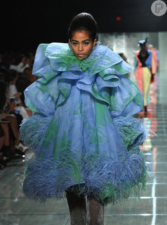 Volumoso e icônico: no vestido criado por Marc Jacobs as plumas complementam a doçura do visual
