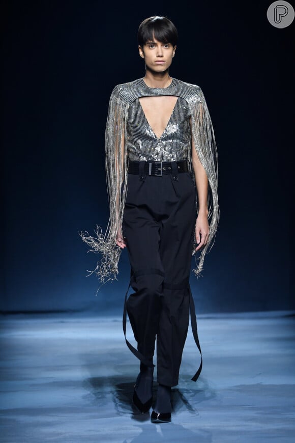 Blusa com franjas longas no lugar das mangas fazem da produção Givenchy um exemplo de força visual