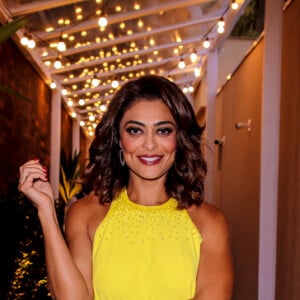 O minivestido escolhid por Juliana Paes é da Animale e a produção foi assinada por Yan Acioly