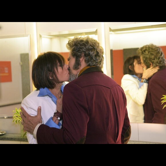 Em 'O Tempo Não Para', Agustina (Rosi Campos) vai flagrar o marido, Dom Sabino (Edson Celulari), aos beijos com Carmen (Christiane Torloni)