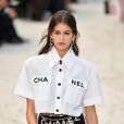 Kaia Gerber veste modelo cropped da Chanel