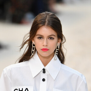 Kaia Gerber veste modelo cropped da Chanel