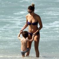 Leticia Birkheuer, de 'Império', se diverte com o filho em praia do Rio
