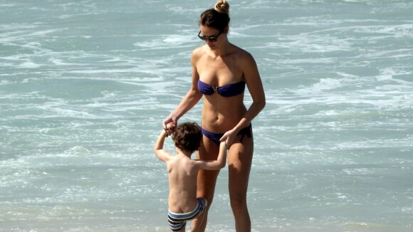 Leticia Birkheuer, de 'Império', se diverte com o filho em praia do Rio