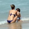 Leticia Birkheuer curte a praia do Leblon, na Zona Sul do Rio de Janeiro, na companhia do filho, João Guilherme, de 2 anos, em 23 de agosto de 2014