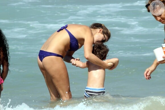 Leticia Birkheuer e diverte com o filho, João Guilherme, em praia do Rio